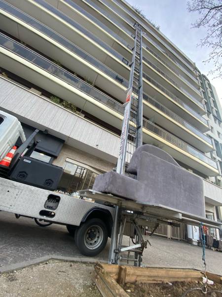 Location d'un monte meuble pas cher pour monter un meuble volumineux au 5e étage d'un immeuble à Paris 